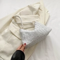 Elegante bolso de hombro plisado blanco con herrajes dorados sobre blazer beige - Blanco