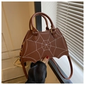 Braune Handtasche aus Kunstleder mit Spinnennetz-Stickerei und Fledermausflügel-Saum - Kaffeebraun