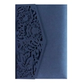 Elegante marineblaue lasergeschnittene Hochzeitseinladung mit feinem Blumenhohlmuster - Magisches Blau