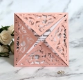 Elegante invito di nozze intagliato a laser oro rosa con inserto bianco e decoro floreale - Rosa