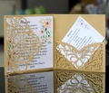 Laserschnitt-Hochzeitseinladung in Goldglitzer mit Blumeneinlage und Spiegelreflexion - Gold