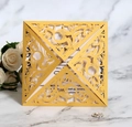 Vista macro dell'invito giallo tagliato al laser su un elegante sfondo di marmo bianco - Oro