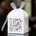 Scatola regalo bianca tagliata al laser con farfalla e fiocco in nastro di organza - Bianco