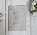 Partecipazione di nozze argento glitterato con rose intagliate su legno bianco chic - Argento