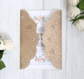 Laserschnitt-Hochzeitseinladung mit Rosenmuster in Goldglitzer und floraler Einlage - Glitzer Roségold