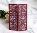 Elegante invito nuziale bordeaux tagliato a laser con inserto floreale su sfondo marmo - Rosso scuro