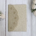 Dettaglio biglietto glitter oro rosa con intricati motivi floreali tagliati al laser - Lapislazzuli