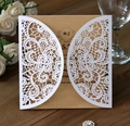 Dettaglio dell'invito di nozze traforato al laser con inserto in carta kraft su legno - Stile Cuore in Pizzo Intagliato (HK-10)