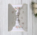 Edle Hochzeitseinladung mit silbernem Glitzer-Rosendesign und Blumeneinlage - Glitzer Silber