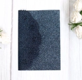 Dettaglio laser delle rose su invito blu navy con carta glitterata scintillante - Blu scuro