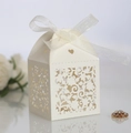 Caja de caramelos de boda color crema cortada con láser y un elegante lazo de cinta blanca - Marfil