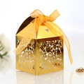 Caja de regalo dorada cortada por láser con cinta naranja y motivo de corazón para bodas - Oro Reflectante