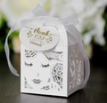 Boîte à bonbons blanche découpée au laser avec ruban et étiquette dorée pour mariages - Blanc (Avec Étiquette Thank You)