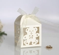 Elegante scatola regalo bianca con orsetto tagliata al laser e nastro per bomboniere - Avorio