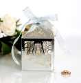 Scatola per confetti Torre Eiffel argento con nastro azzurro e intaglio laser - Argento Riflettente