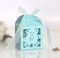 Scatola per caramelle celeste tagliata al laser con design a orso e fiocco di seta - Blu Chiaro Perlato
