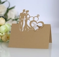 Marque-place mariage kraft découpé laser Mr & Mrs avec couple et motif de bagues - Beige Or