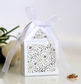 Caja blanca de boda cortada con láser con motivos florales y lazo de cinta - Blanco