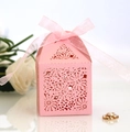 Caja rosa troquelada con láser para bodas con motivos florales y lazo de organza rosa - Rosa