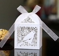Caja de dulces detallada cortada con láser con motivos de aves y cinta de seda blanca - Blanco