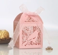Caja de caramelos rosa cortada con láser con patrones de aves y cinta elegante - Rosa