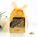 Caja dorada de regalo cortada con láser con un lazo naranja para dulces de boda - Oro Reflectante