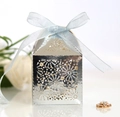 Caja plateada para boda cortada por láser con motivos florales y un lazo azul claro - Plata Reflectante