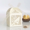 Caja de regalo blanca cortada con láser con diseños de pájaros y lazo de cinta organza - Marfil