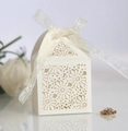 Elegante caja blanca para bodas cortada con láser con motivos florales y cinta - Marfil