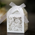 Elegante caja blanca para detalles de boda con corte láser floral y lazo de organza - Blanco