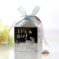 Boîte à dragées argentée découpée au laser avec ruban bleu et texte It's A Girl - Argent Réfléchissant