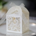 Caja blanca para detalles de boda cortada con láser y lazo de cinta de organza - Marfil