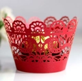 Rote Laser-Cut-Muffin-Manschette mit filigranem Spitzenmuster und gewelltem Rand Design - Perlrot