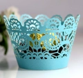 Detail der hellblauen lasergeschnittenen Cupcake-Hülle mit goldener Schokolade - Tiffany-Blau
