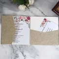Elegante invito di nozze quadrato con glitter dorati tagliati al laser e inserti floreali - Oro Ciano Glitterato