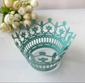 Detail der lasergeschnittenen Kronenform Cupcake-Hülle aus tiffanyblauem Perlpapier - Aquamarin Stern Blau