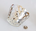 Macro-opname van lasergesneden cupcakevormpjes met hartpatroon, zilveren afwerking en stras - Reflecterend Zilver