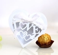 Weiße lasergeschnittene Gastgeschenk-Box in Herzform mit LOVE-Muster und Schleife - Weiß