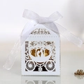 Elegante weiße lasergeschnittene Hochzeits-Zuckerdose mit Kutschenmotiv und Organzaband - Weiß