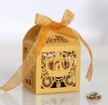 Elegante goldene lasergeschnittene Gastgeschenkbox als Kürbiskutsche mit Satinbandschleife - Gold
