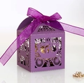 Elegante lila lasergeschnittene Gastgeschenkbox mit Kutschenmotiv und lila Schleife - Dunkellila