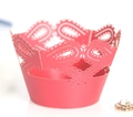 Dettaglio di pirottini rosa per muffin in carta tagliata al laser con pizzo corona - Rosso Perlato