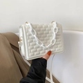 Weiße quadratische Umhängetasche mit 3D-Ziegel-Prägung und Acryl-Kettenriemen - Weiß