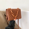 Schicke vintage braune Stepptasche mit modischem dicken Kunststoffketten-Handgriff - Rot
