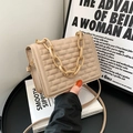 Beige gesteppte Umhängetasche mit grober Kettenverzierung und goldenen Details - Khaki