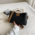 Elegante borsa in pelle PU nera e marrone con motivo trapuntato a V e tracolla - Nero
