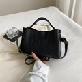 Borsa a mano nera classica con trapuntatura a V, manici rotondi e tracolla sottile - Nero Puro