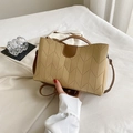 Borsa a mano beige con cuciture geometriche e patta marrone scuro in colore kaki elegante - Cachi