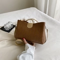Borsa tote trapuntata marrone e beige con trama a spina di pesce e tracolla - Marrone