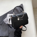 Bolso de mano minimalista en cuero PU negro con cadena plateada y asa en variante negra - Negro